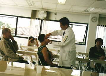 Mestre Peng realizando tratamento com acupuntura para audio