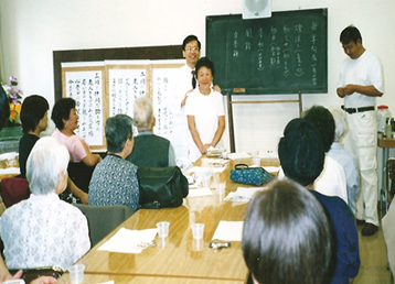 Mestre Peng realizando palestra para pessoas da 3 idade (Falando sobre a Medicina Tradicional Chinesa)