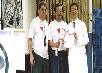 Mestre Peng aps ter realizado tratamento gratuito, recebeu um certificado de agradecimento.