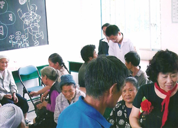 Mestre Peng realizando tratamento gratuito no Sul da China. Ficou 10 dias e atendeu mais de 200 pacientes por dia