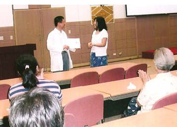 Mestre Peng recebendo certificado na Universidade Nacional de Taiwan