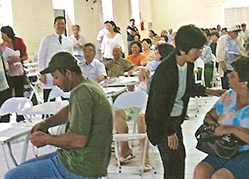 Mestre Peng atendendo paciente no interior de So Paulo. Atendeu mais de 100 paciente no dia.