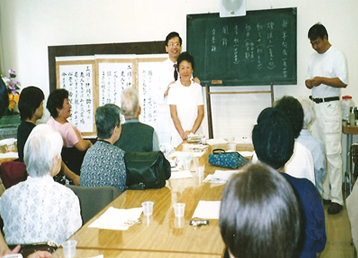 Mestre Peng realizando palestra para pessoas da 3º idade (Falando sobre a Medicina Tradicional Chinesa) Mestre Peng realizando palestra para pessoas da 3º idade (Falando sobre a Medicina Tradicional Chinesa)