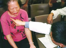 Mestre Peng realizando tratamento de acupuntura em Taiwan