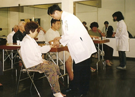 Mestre Peng realizando tratamento de acupuntura na Associao Tottori Kenjikai - SP