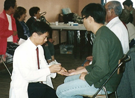 Mestre Peng realizando tratamento de acupuntura em Diadema - SP