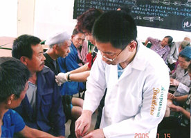 Mestre Peng realizando tratamento gratuito na China - Atendeu mais de 150 pacientes