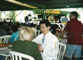 Mestre Peng realizando tratamento de acupuntura na Associao Japonesa Kibonoye